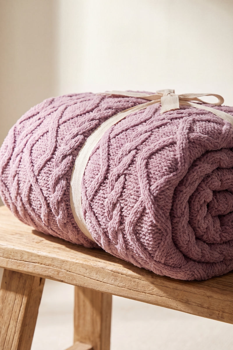 Plaid douillet mauve torsadé en pilou pilou, ultra doux et chaud pour cocooner sur le canapé