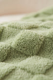 Plaid doux vert à carreaux en pilou pilou, ultra doux et chaud pour cocooner sur le canapé