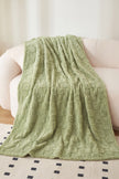 Plaid doux vert à carreaux en pilou pilou, ultra doux et chaud pour cocooner sur le canapé