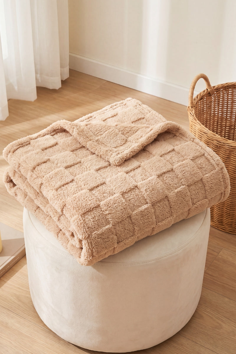 Plaid fourrure marron à carreaux en pilou pilou, ultra doux et chaud pour cocooner sur le canapé