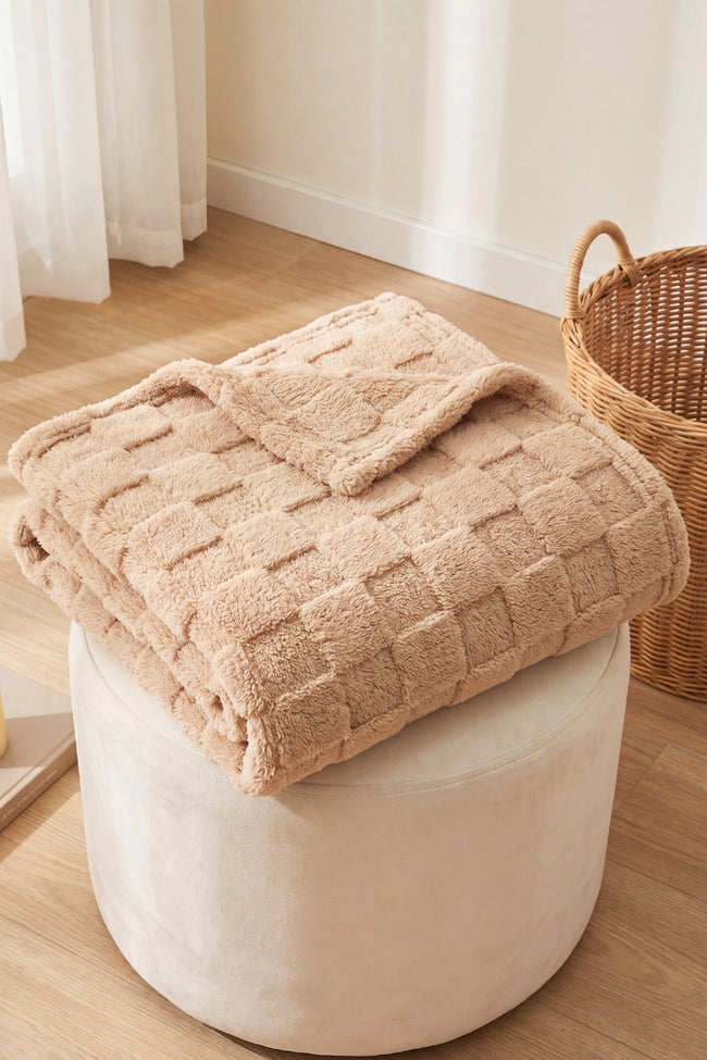 Plaid fourrure marron à carreaux en pilou pilou, ultra doux et chaud pour cocooner sur le canapé