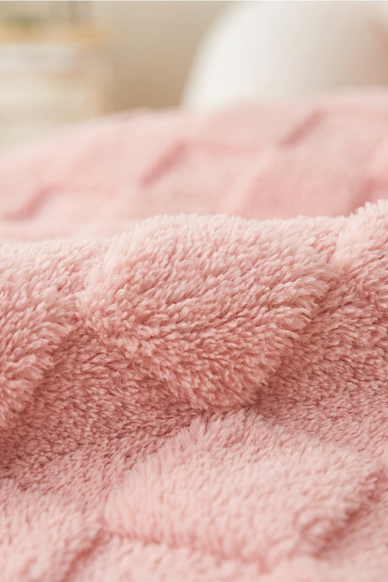 Plaid hiver rose à carreaux en pilou pilou, ultra doux et chaud pour cocooner sur le canapé