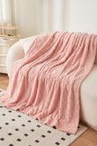Plaid hiver rose à carreaux en pilou pilou, ultra doux et chaud pour cocooner sur le canapé