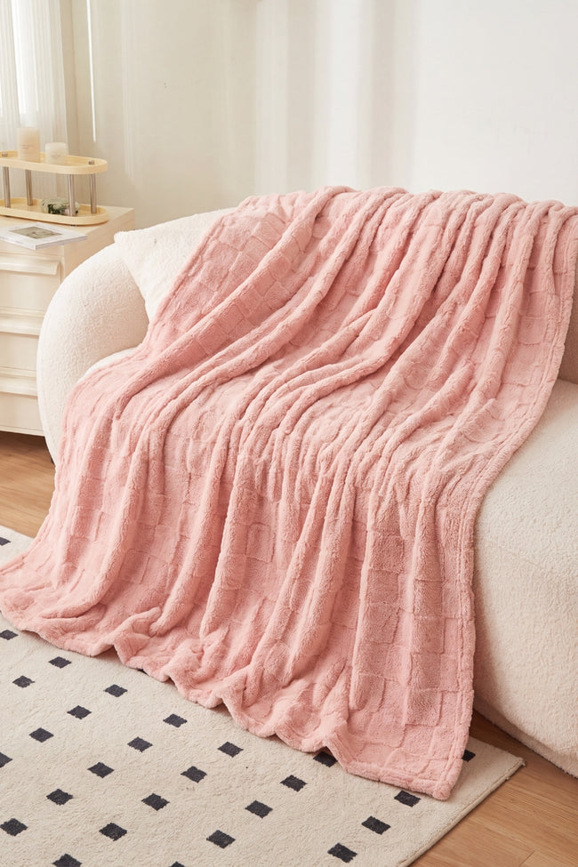 Plaid hiver rose à carreaux en pilou pilou, ultra doux et chaud pour cocooner sur le canapé