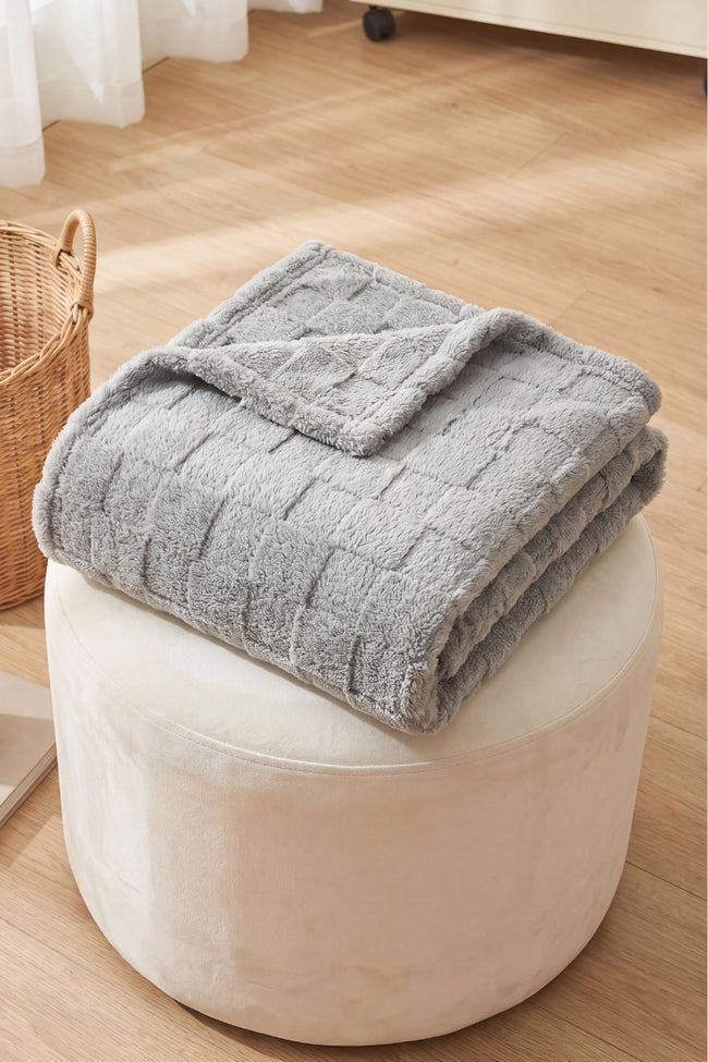 Plaid moumoute gris à carreaux en pilou pilou, ultra doux et chaud pour cocooner sur le canapé