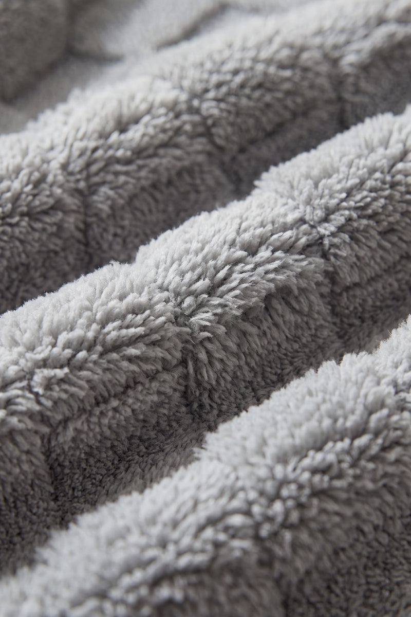 Plaid moumoute gris à carreaux en pilou pilou, ultra doux et chaud pour cocooner sur le canapé