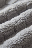 Plaid moumoute gris à carreaux en pilou pilou, ultra doux et chaud pour cocooner sur le canapé