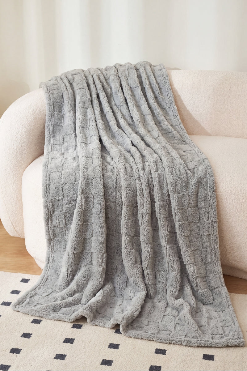 Plaid moumoute gris à carreaux en pilou pilou, ultra doux et chaud pour cocooner sur le canapé