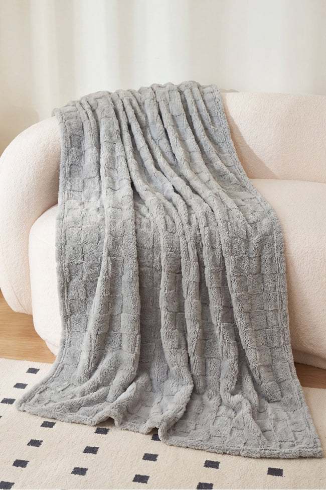 Plaid moumoute gris à carreaux en pilou pilou, ultra doux et chaud pour cocooner sur le canapé
