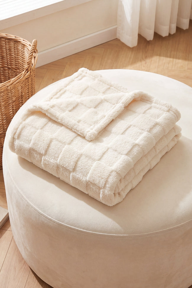 Plaid peluche crème à carreaux en pilou pilou, ultra doux et chaud pour cocooner sur le canapé