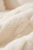 Plaid peluche crème à carreaux en pilou pilou, ultra doux et chaud pour cocooner sur le canapé