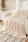 Plaid peluche crème à carreaux en pilou pilou, ultra doux et chaud pour cocooner sur le canapé