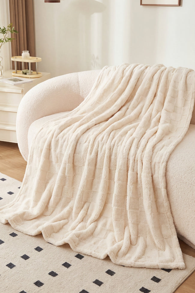 Plaid peluche crème à carreaux en pilou pilou, ultra doux et chaud pour cocooner sur le canapé