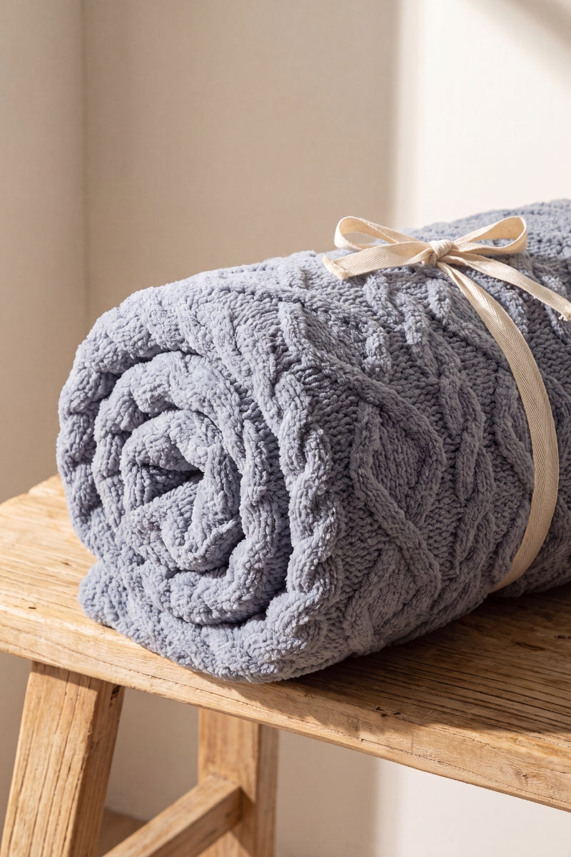 Plaid polaire gris torsadé en pilou pilou, ultra doux et chaud pour cocooner sur le canapé