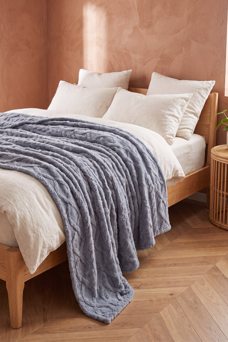 Plaid polaire gris torsadé en pilou pilou, ultra doux et chaud pour cocooner sur le canapé