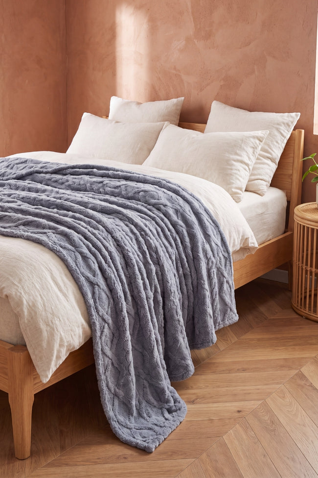 Plaid polaire gris torsadé en pilou pilou, ultra doux et chaud pour cocooner sur le canapé