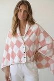 Poncho polaire femme à motif arabesques rose et vert, cape boutonnée, vue de face