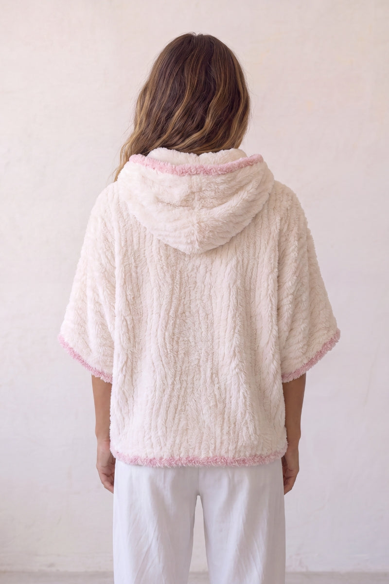Poncho pyjama blanc blanc en matière moelleuse, à porter sur le pyjama pour cocooner au chaud à la maison