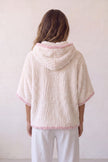 Poncho pyjama blanc blanc en matière moelleuse, à porter sur le pyjama pour cocooner au chaud à la maison
