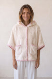 Poncho pyjama blanc blanc en matière moelleuse, à porter sur le pyjama pour cocooner au chaud à la maison