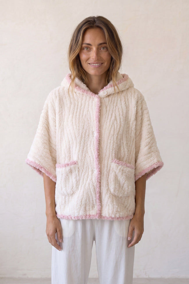 Poncho pyjama blanc blanc en matière moelleuse, à porter sur le pyjama pour cocooner au chaud à la maison