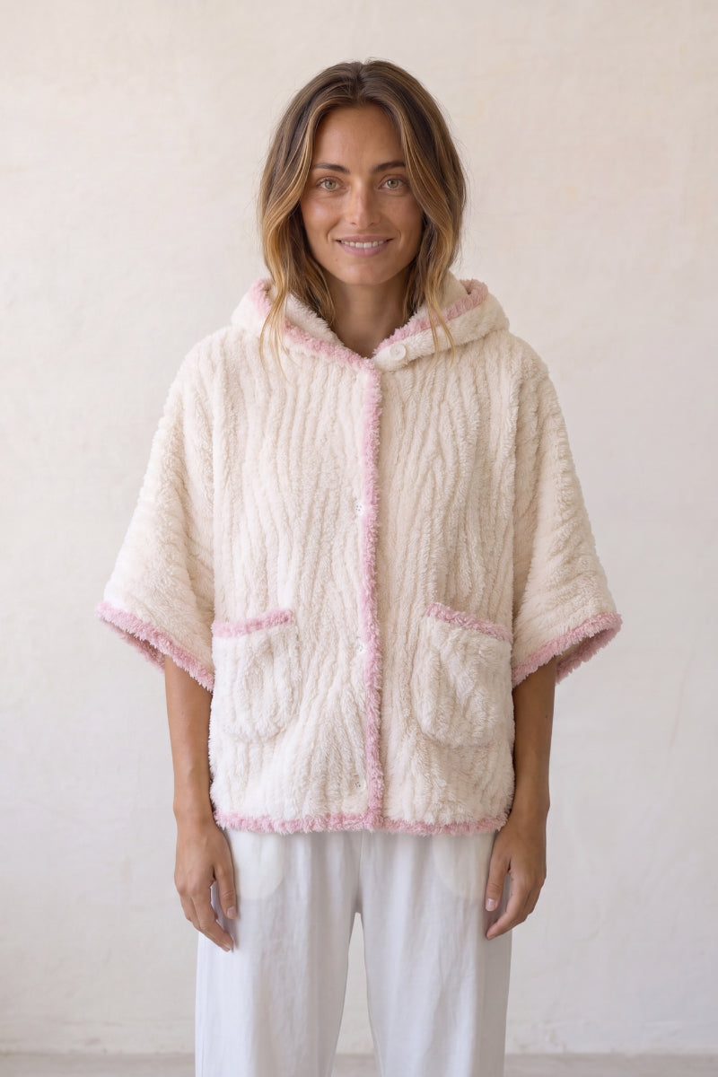 Poncho pyjama blanc blanc en matière moelleuse, à porter sur le pyjama pour cocooner au chaud à la maison