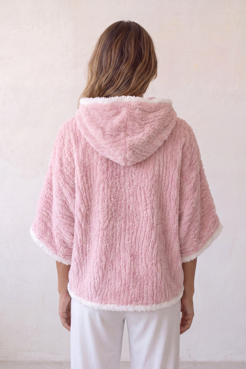 Poncho pyjama rose rose en matière moelleuse, à porter sur le pyjama pour cocooner au chaud à la maison