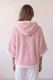 Poncho pyjama rose rose en matière moelleuse, à porter sur le pyjama pour cocooner au chaud à la maison