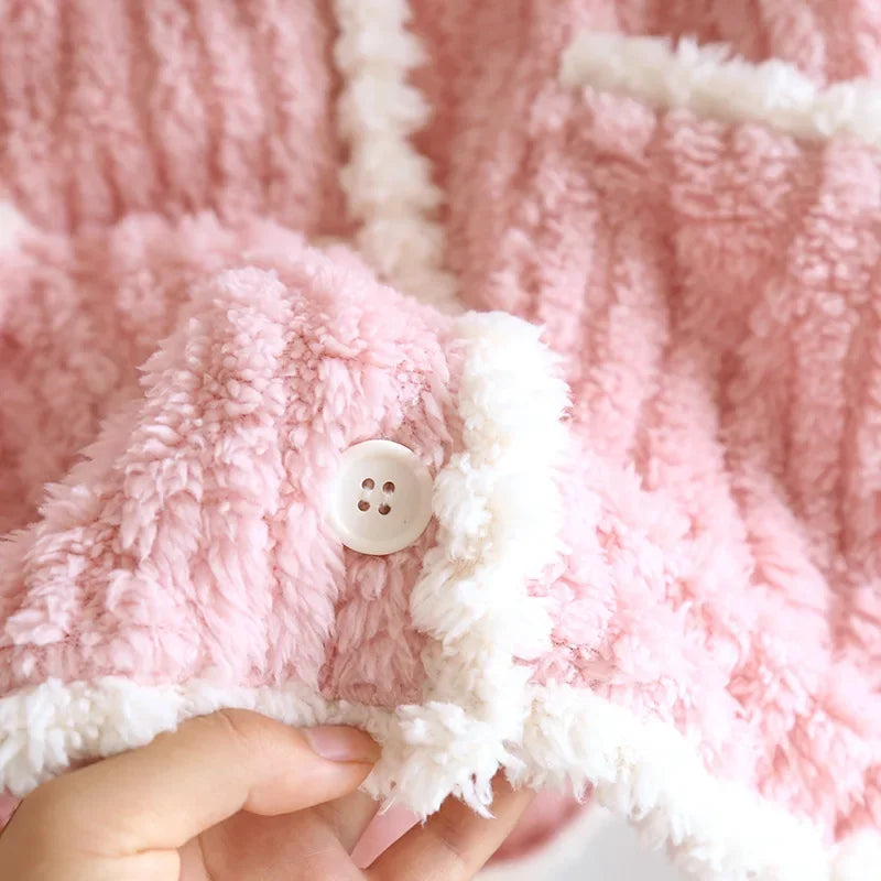 Poncho pyjama rose rose en matière moelleuse, à porter sur le pyjama pour cocooner au chaud à la maison