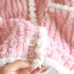 Poncho pyjama rose rose en matière moelleuse, à porter sur le pyjama pour cocooner au chaud à la maison