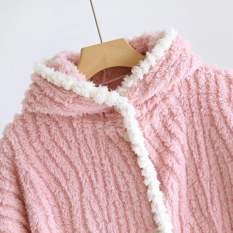 Poncho pyjama rose rose en matière moelleuse, à porter sur le pyjama pour cocooner au chaud à la maison