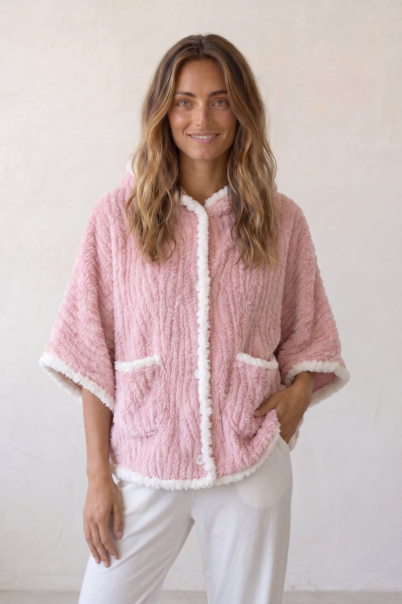 Poncho pyjama rose rose en matière moelleuse, à porter sur le pyjama pour cocooner au chaud à la maison