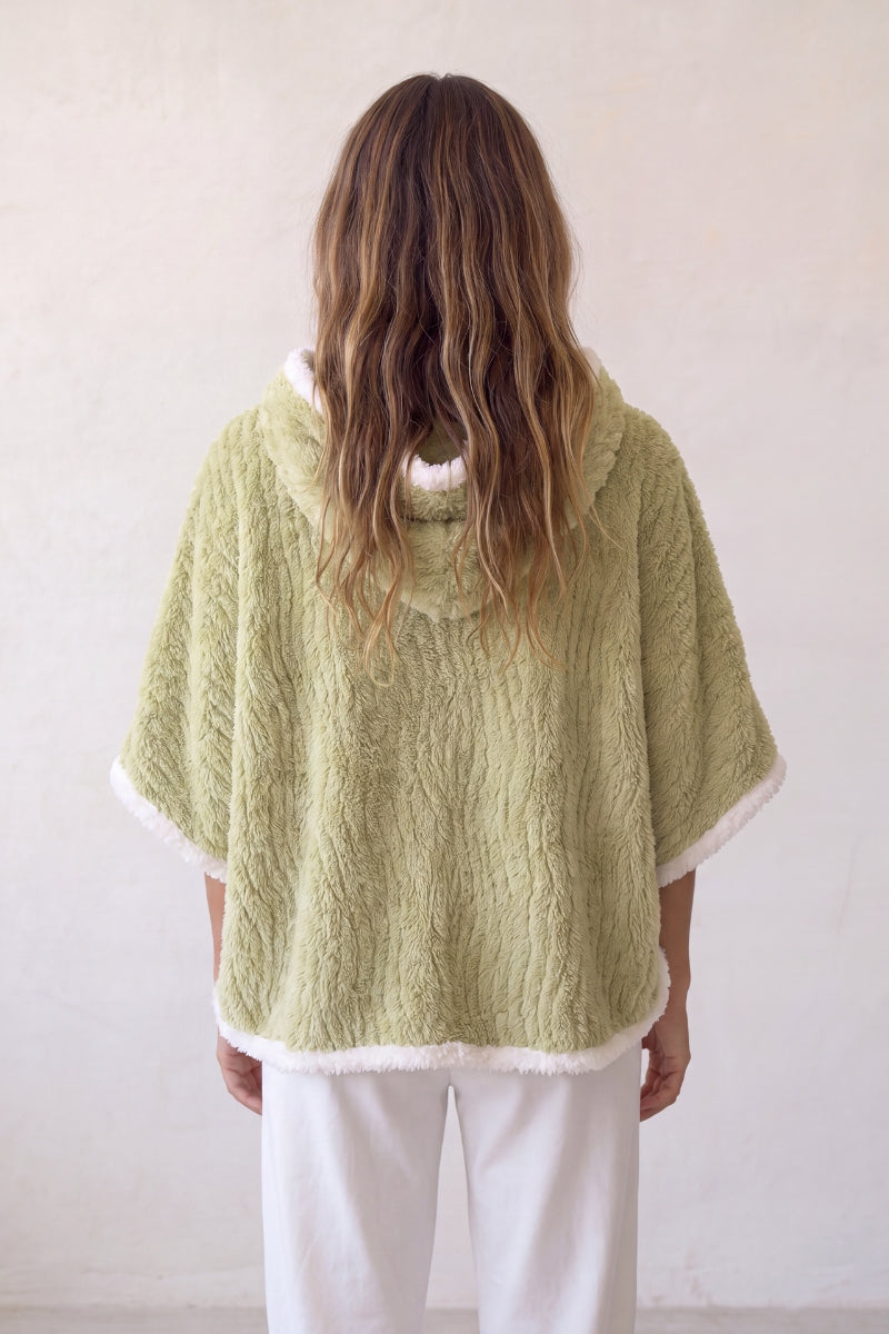 Poncho pyjama vert vert en matière moelleuse, à porter sur le pyjama pour cocooner au chaud à la maison