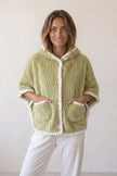 Poncho pyjama vert vert en matière moelleuse, à porter sur le pyjama pour cocooner au chaud à la maison