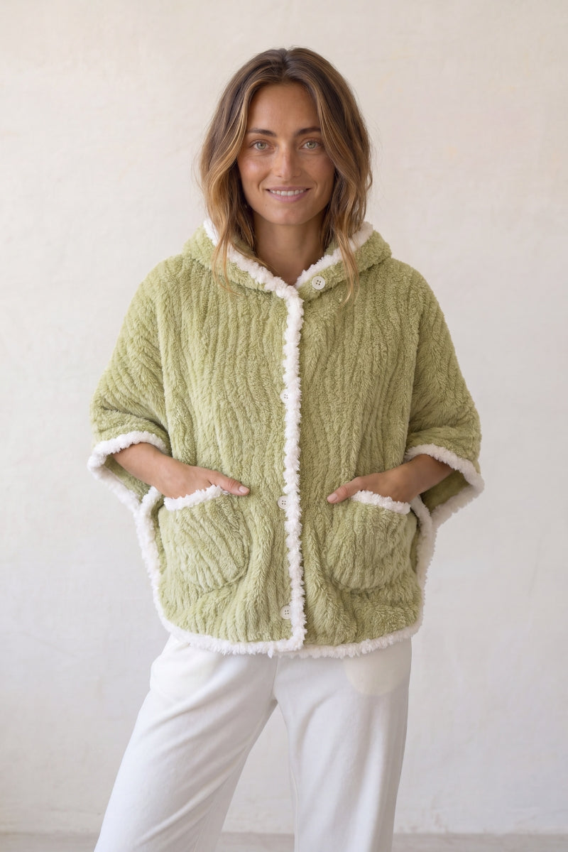 Poncho pyjama vert vert en matière moelleuse, à porter sur le pyjama pour cocooner au chaud à la maison