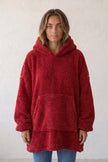 Pull plaid bordeaux à capuche, coupe oversize et poche kangourou, vue de face