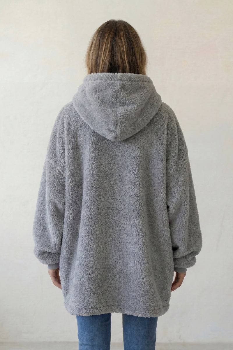 Pull plaid gris à capuche, vue de dos