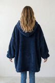 Pull plaid bleu marine à capuche, vue de dos