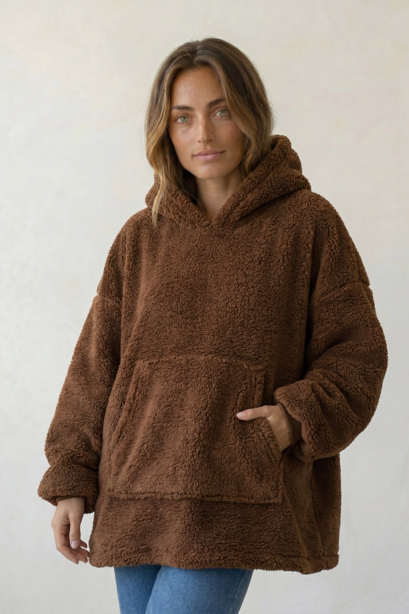 Pull plaid marron à capuche, coupe oversize et poche kangourou, vue de face