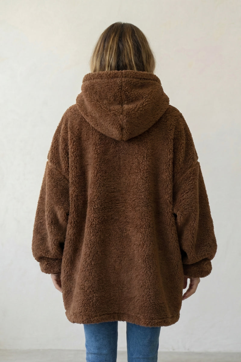 Pull plaid marron à capuche, vue de dos