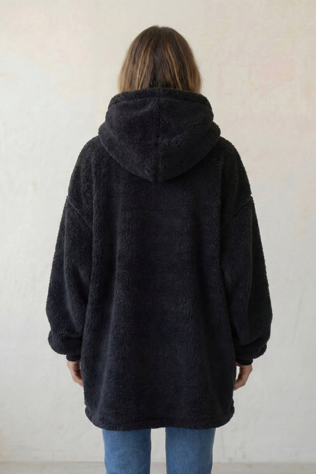 Pull plaid noir à capuche, vue de dos