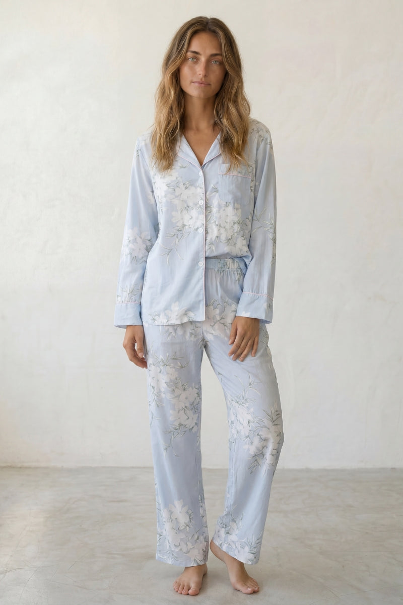 Pyjama coton bleu fleuri femme, chemise manches longues à motif fleuri et pantalon assorti, vue de face