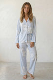 Pyjama coton bleu fleuri femme, chemise manches longues à motif fleuri et pantalon assorti, vue de face