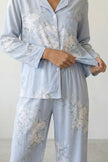 Pyjama coton bleu fleuri femme, chemise manches longues à motif fleuri et pantalon assorti, vue de face, vue 2