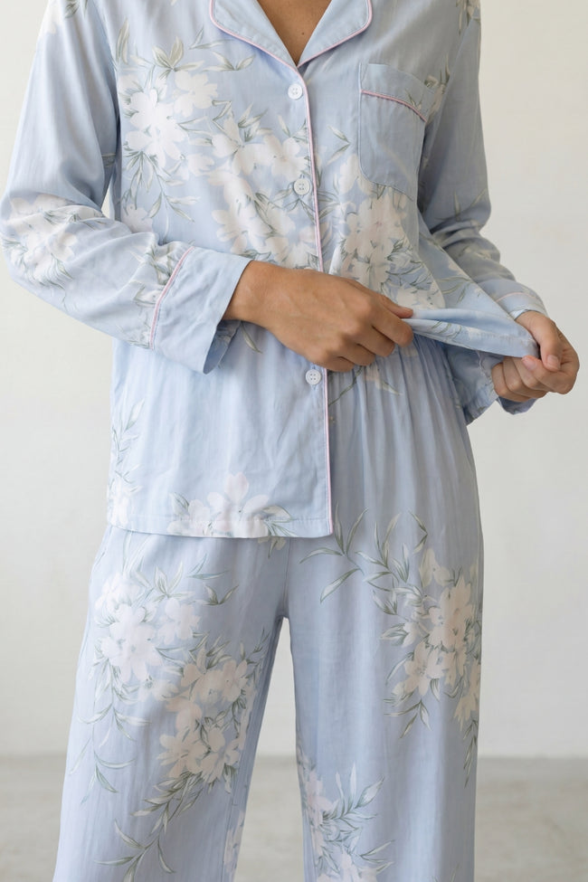 Pyjama coton bleu fleuri femme, chemise manches longues à motif fleuri et pantalon assorti, vue de face, vue 2