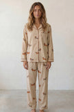 Pyjama coton chien femme beige, chemise manches longues à motif chiens et pantalon assorti, vue de face
