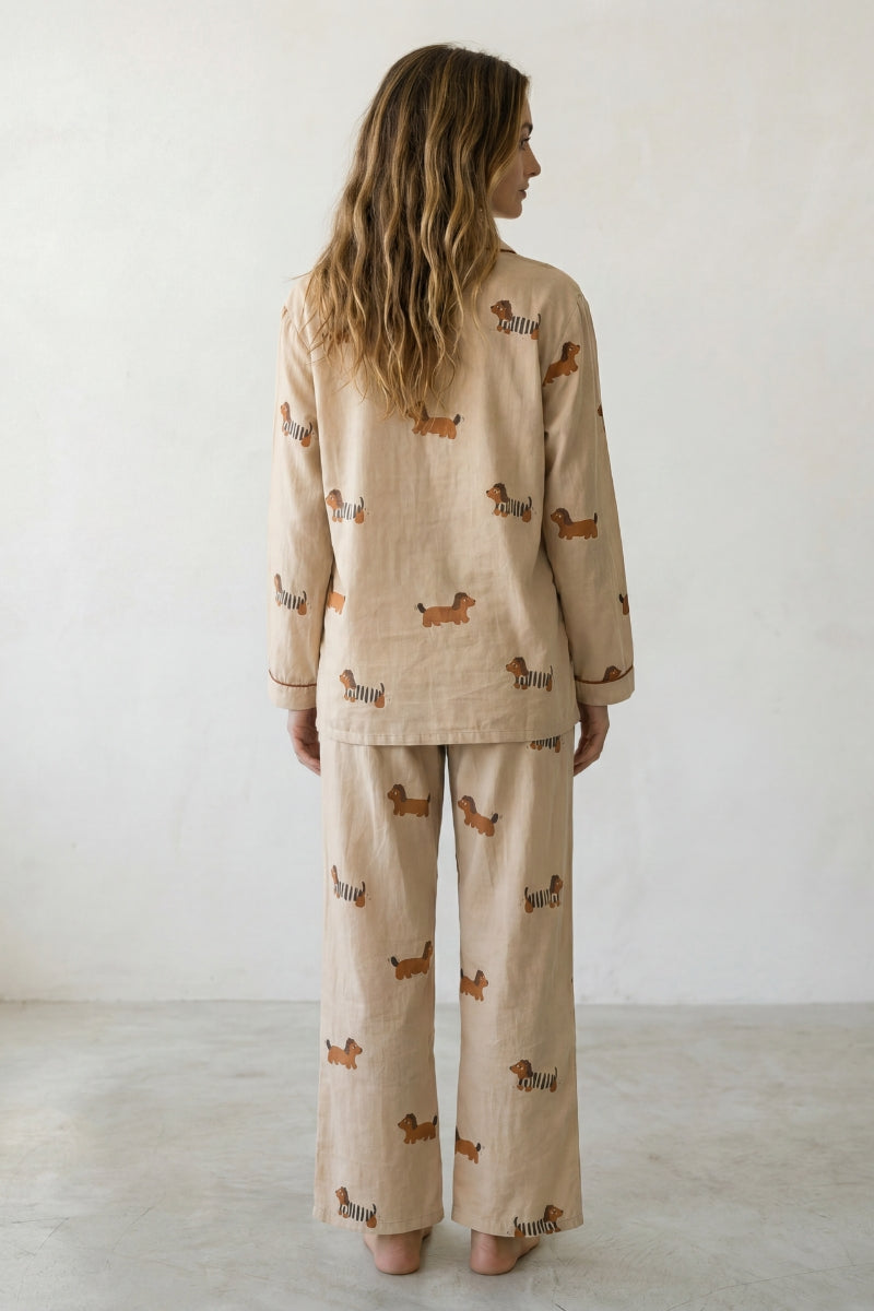 Pyjama coton chien femme beige, chemise manches longues à motif chiens et pantalon assorti, vue de face, vue 2