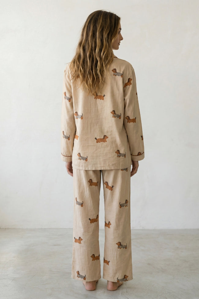 Pyjama coton chien femme beige, chemise manches longues à motif chiens et pantalon assorti, vue de face, vue 2