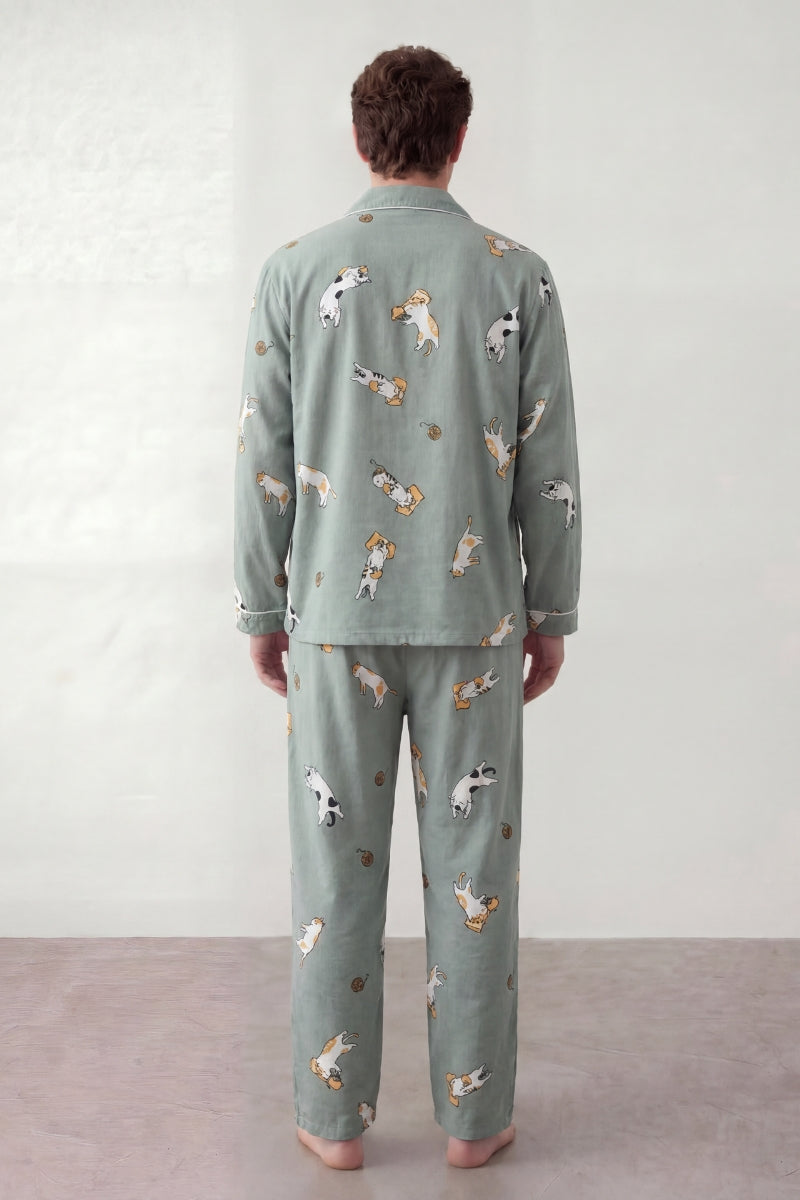 Pyjama coton kawaii homme vert sauge, chemise manches longues à motif et pantalon assorti, vue de face, vue 2