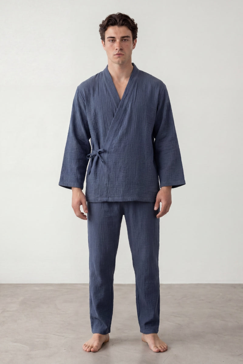 Pyjama coton kimono bleu homme, veste croisée à ceinture et pantalon assorti, vue de face